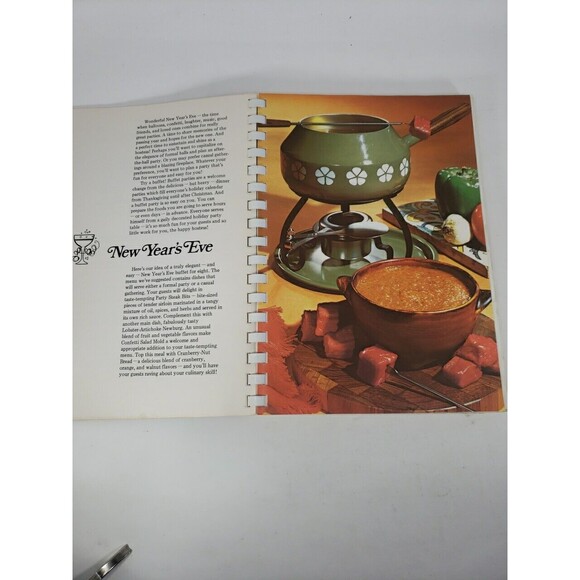 Holiday Cookbook Assemblies of God Women 900 Recipes for All Holidays VTG 1971 - Picture 9 of 16